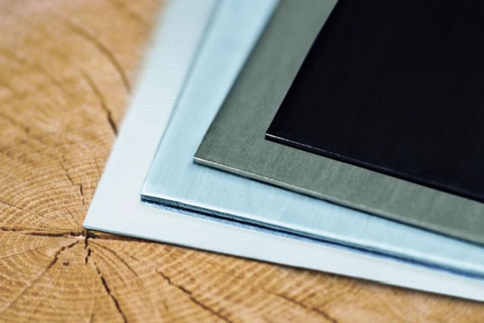 Estetyka powierzchni patyny jest spójna z naturalnymi materiałami: dachówką, cegłą, drewnem itd
