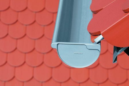 Rynna tytan-cynk RHEINZINK -prePATINA blaugrau z dachówką karpioką Rynna tytan-cynk RHEINZINK -prePATINA blaugrau z dachówką karpioką