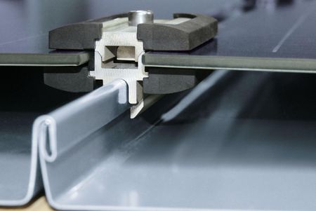 System solarny RHEINZINK-PV. Zintegrowany z dachami na rąbek stojący System solarny RHEINZINK-PV. Zintegrowany z dachami na rąbek stojący