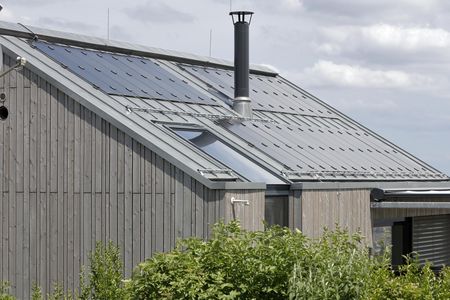 Niewiele systemów solarnych oferuje rozwiązanie dla metalowych dachów, które by było atrakcyjne architektonicznie. RHEINZINK-PV to niezaburzający optyki i zintegrowany z dachem system, który jest dopasowany wizualnie do dachów na rąbek stojący.  RHEINZINK-PV to wyjątkowo płaski i montowany równolegle do powierzchni dachu system modułów solarnych. którego walory techniczne i estetyczne sprostają oczekiwaniom najbardziej wymagającego odbiorcy.