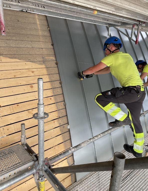 Elewacja Muzeum Kiasma w trakcie montażu