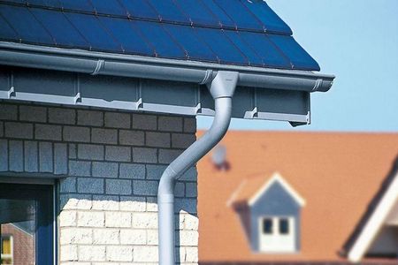 Rynna połokrągła z tytan-cynku wraz z obróbką na dachu z dachówki Rynna połokrągła z tytan-cynku wraz z obróbką na dachu z dachówki