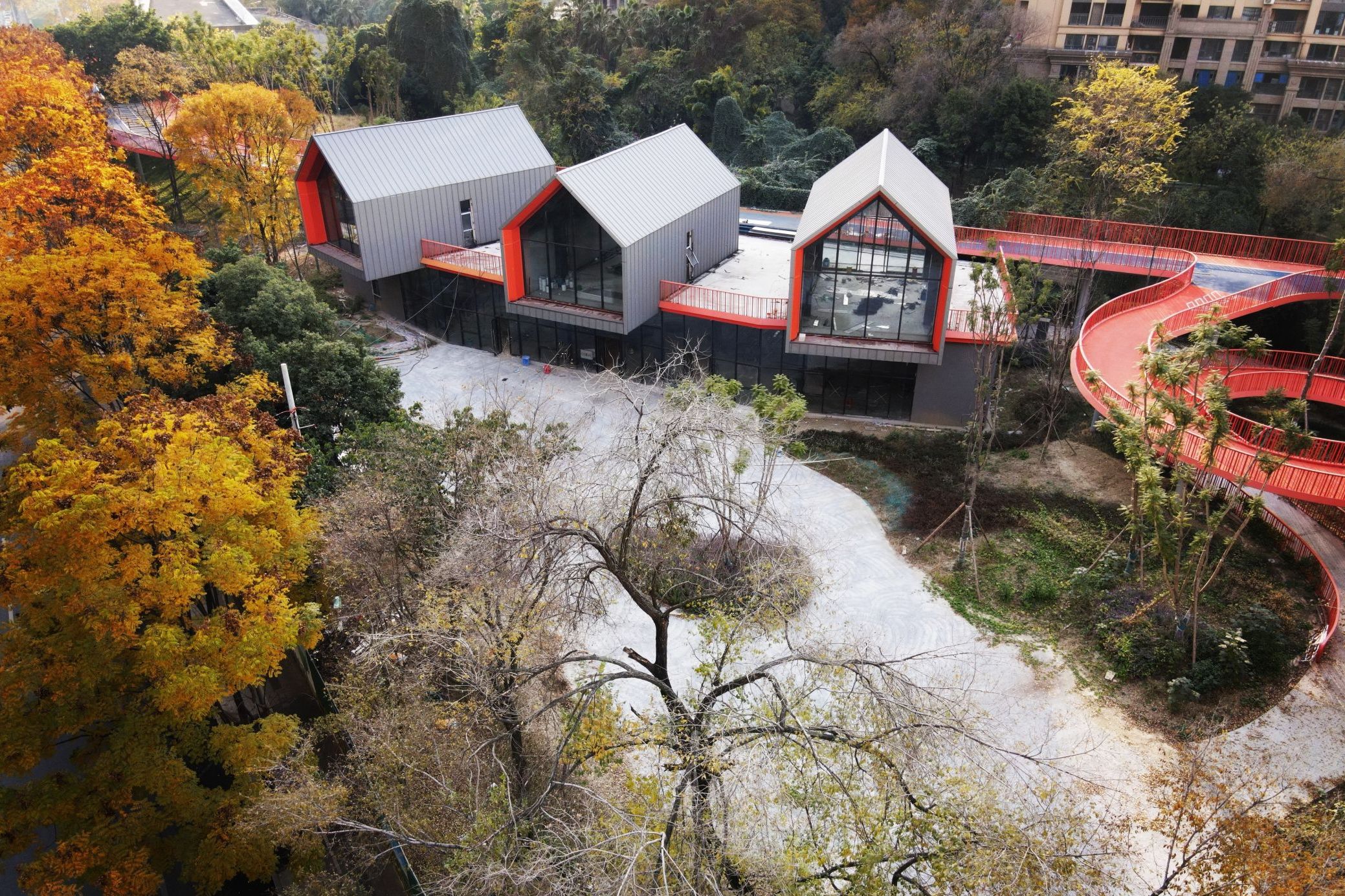 Pawilony nad kladką rowerową z blachy tytan-cynk Pawilony nad kladką rowerową z blachy tytan-cynk