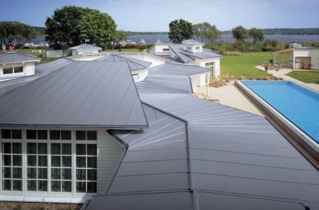 Dach odporny na skrajne warunki atmosferyczne w systemie rąbka podwójnego. Dach odporny na skrajne warunki atmosferyczne w systemie rąbka podwójnego.