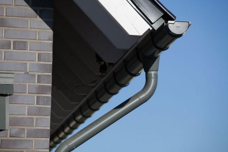 Rynny tytan cynk z elewacją z cegly klinkierowej Rynny tytan cynk z elewacją z cegly klinkierowej