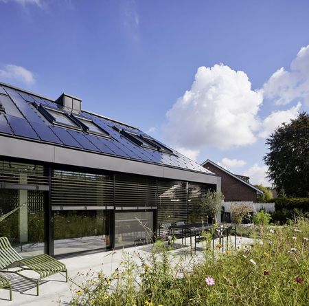 Panele fotowoltaiczne zintegrowane z dachem na rąbek Panele fotowoltaiczne zintegrowane z dachem na rąbek